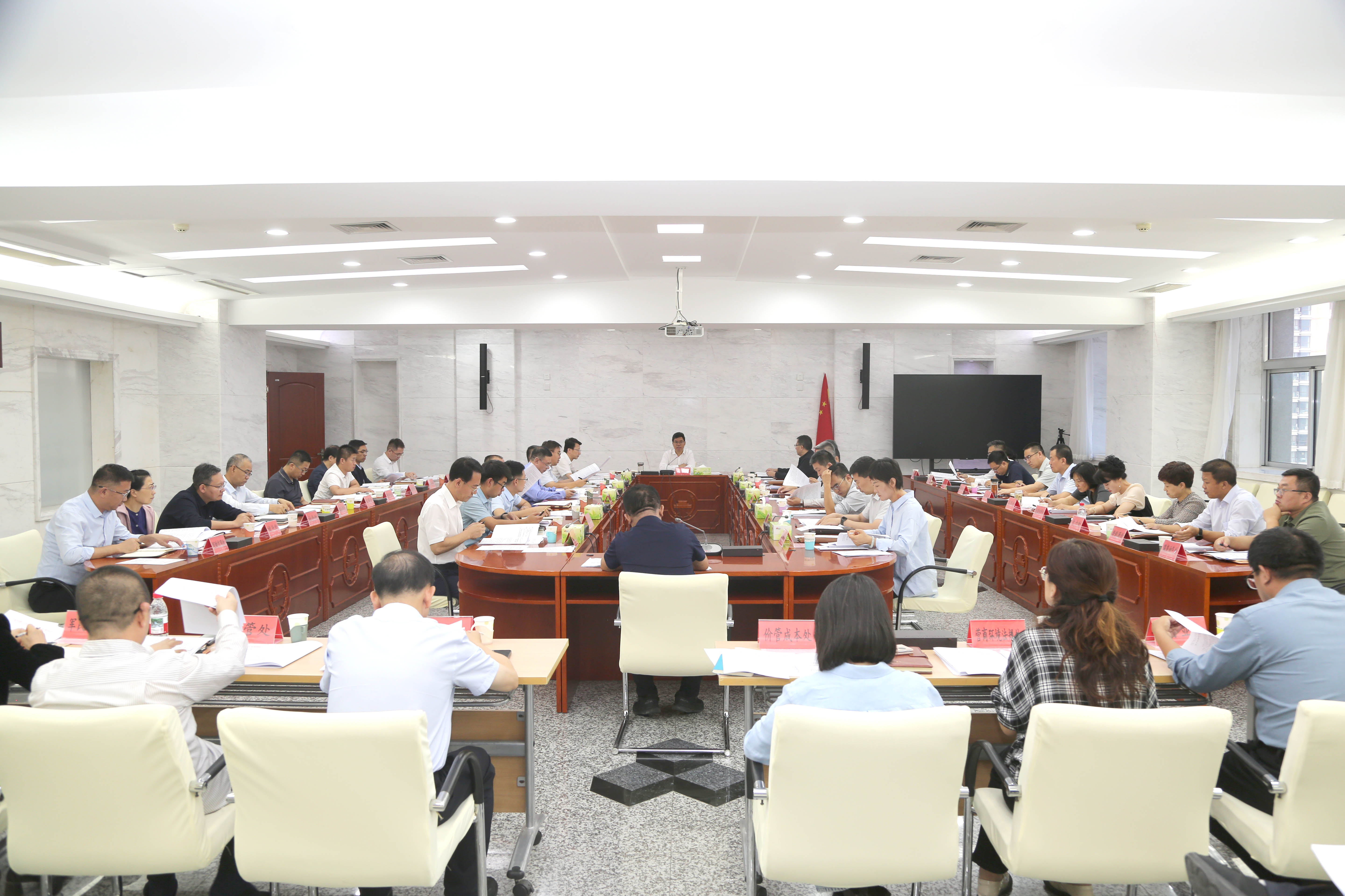 自治区发展改革委召开党组会议 传达学习习近平总书记重要指示精神 强调以“五个坚持”为抓手 推进作风建...